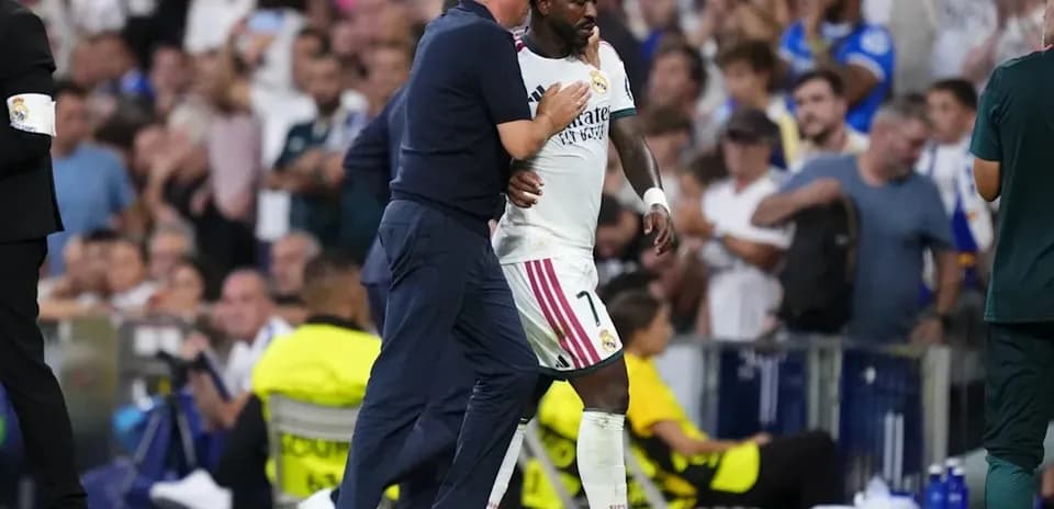 Entrenador hablando con jugador de Real Madrid en el campo