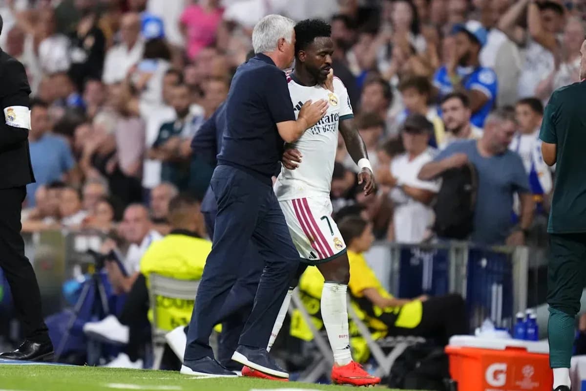 Entrenador hablando con jugador de Real Madrid en el campo
