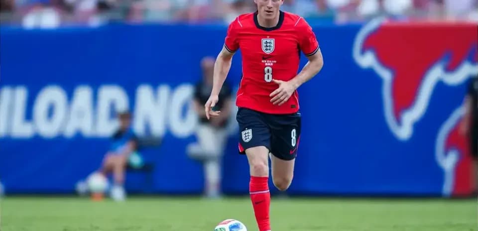 Jugador de Inglaterra corriendo con el balón en campo