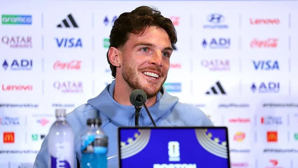 Jugador en conferencia de prensa sonriente