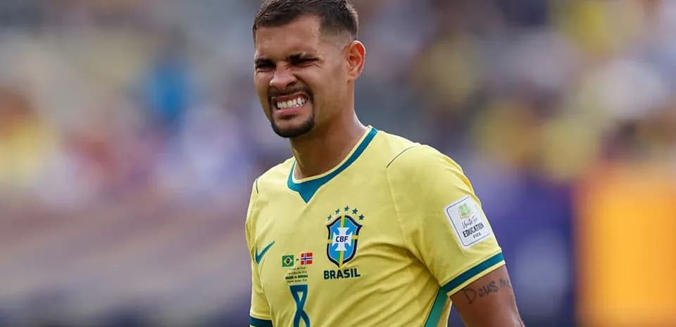 Jugador de Brasil con camiseta amarilla durante partido