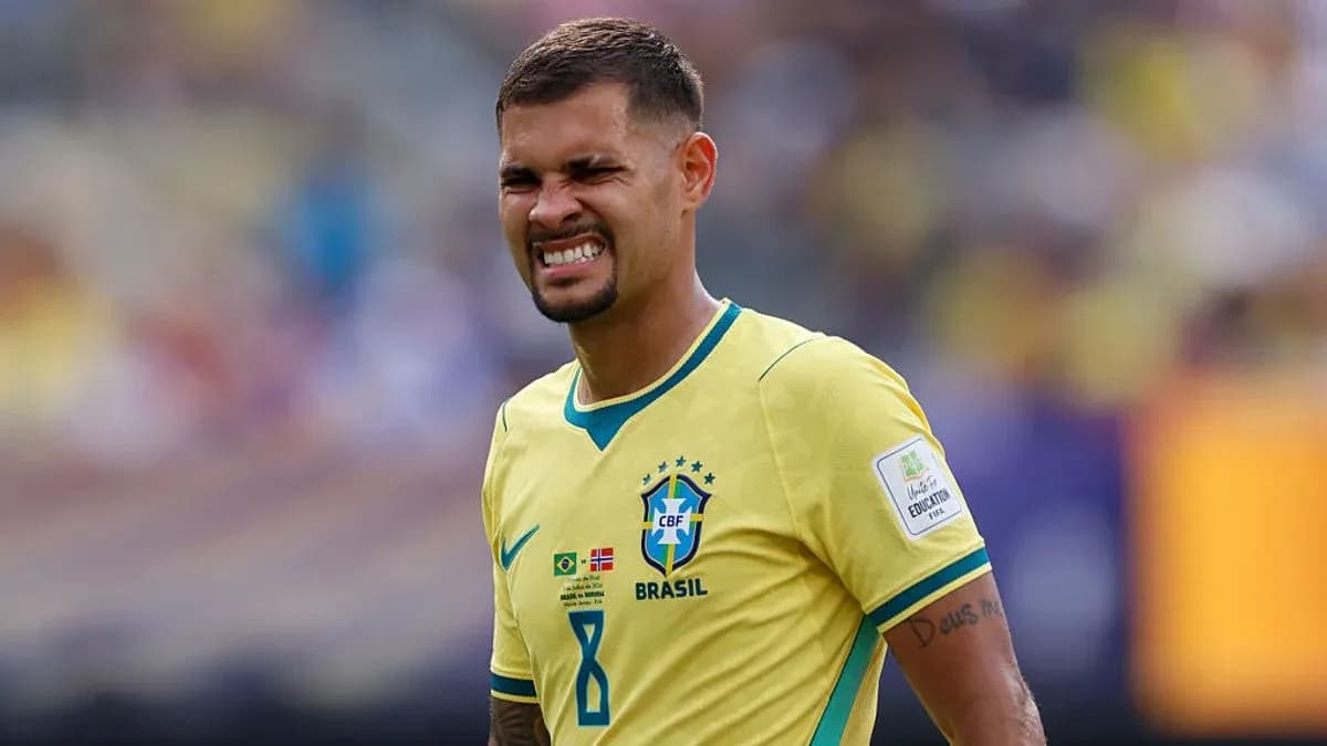 Jugador de Brasil con camiseta amarilla durante partido