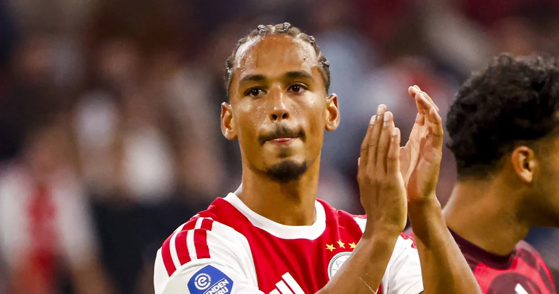 Jugador aplaudiendo tras el partido con Ajax