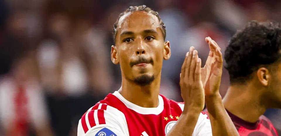 Jugador aplaudiendo tras el partido con Ajax