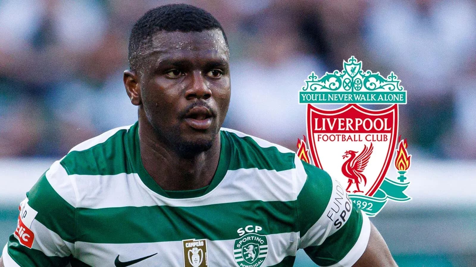 Jugador de Sporting CP corriendo con balón en el campo