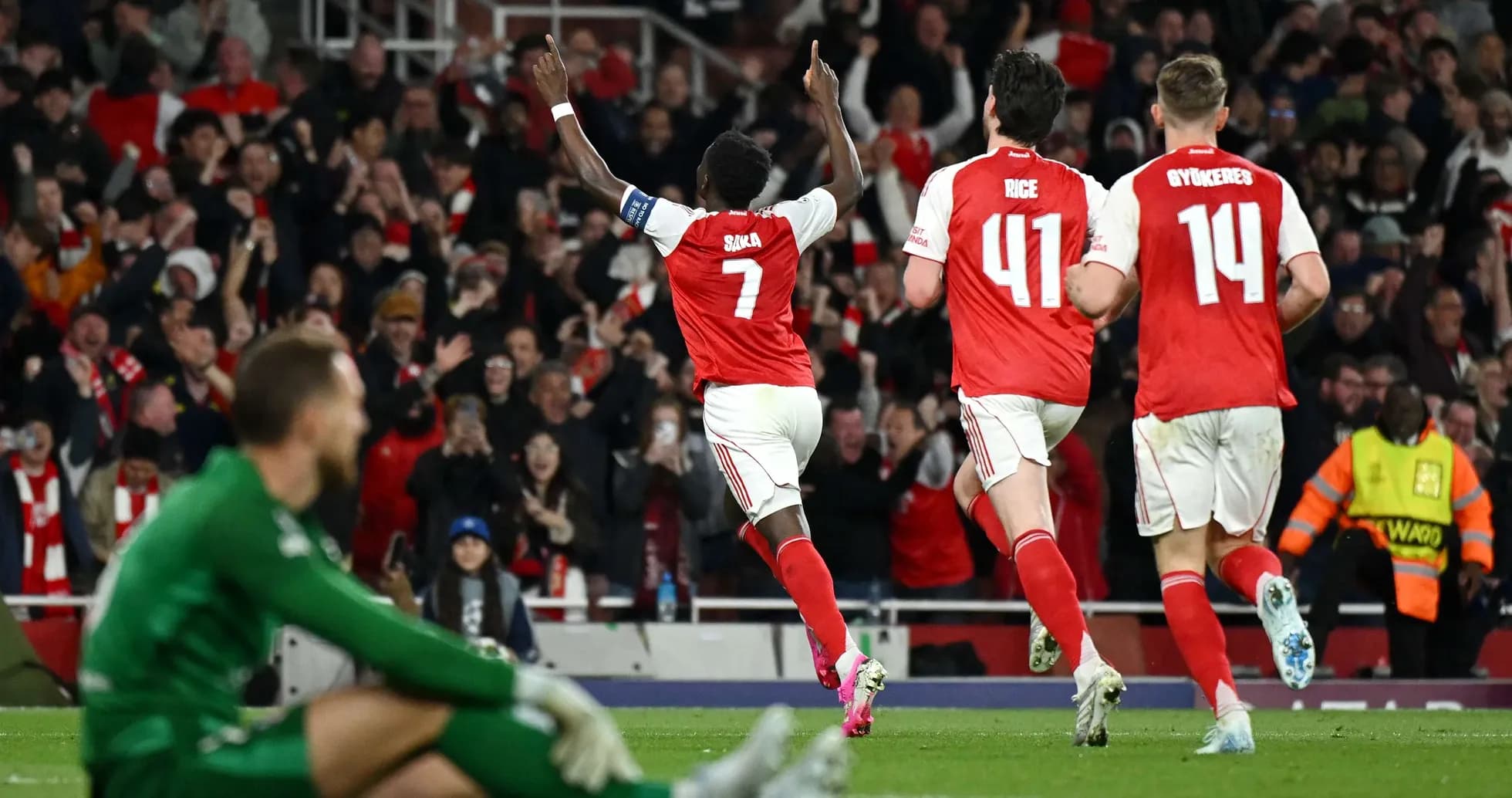 Saka celebra un gol con compañeros de equipo