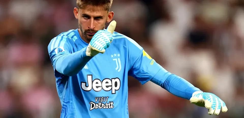 Portero de Juventus señalando durante el partido