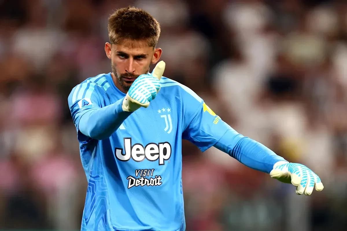 Portero de Juventus señalando durante el partido
