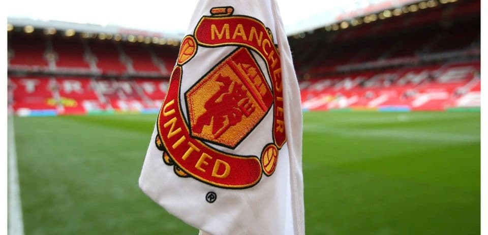 Bandera con el escudo de Manchester United en el estadio