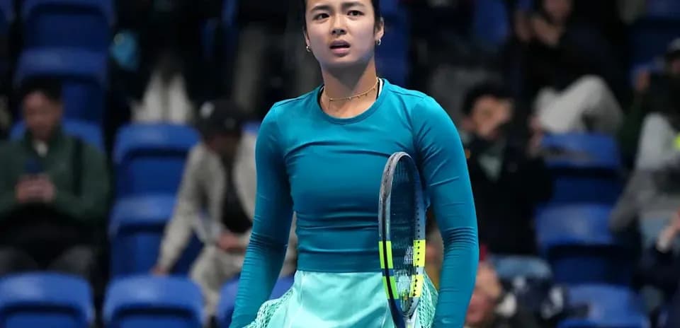 Jugadora de tenis con raqueta en la cancha