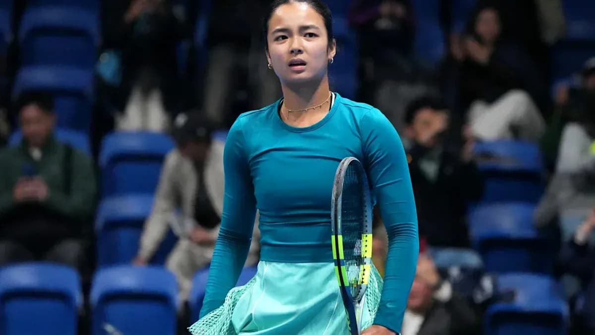 Jugadora de tenis con raqueta en la cancha