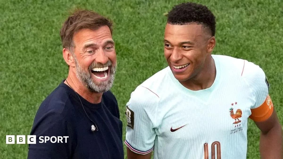 Entrenador y jugador sonriendo en el campo