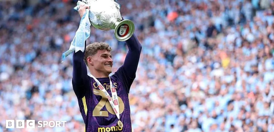 Jugador levantando trofeo con fondo de aficionados