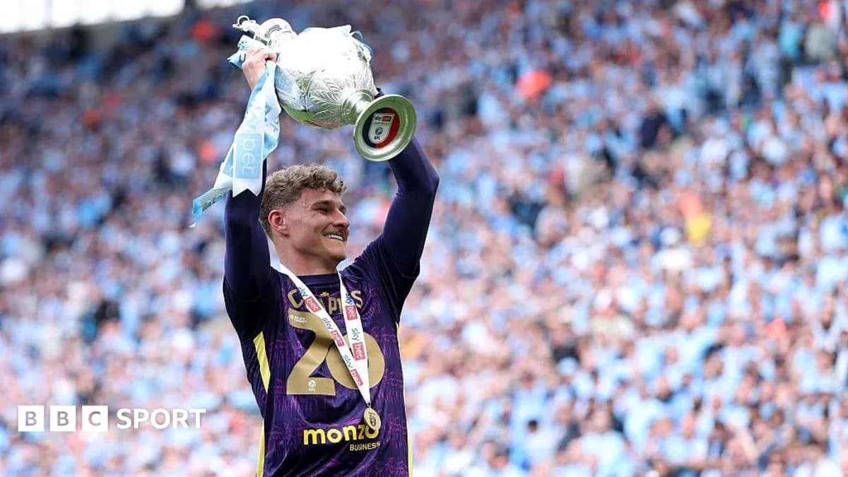 Jugador levantando trofeo con fondo de aficionados