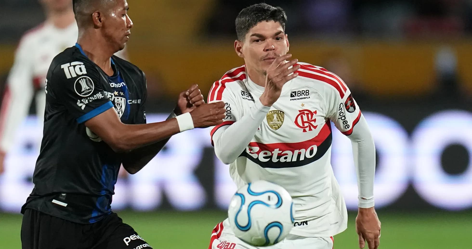 Jugadores de Flamengo e Independiente del Valle en acción