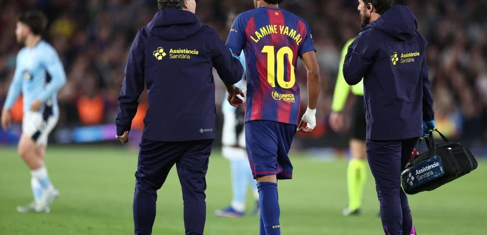 Jugador Lamine Yamal siendo atendido por el cuerpo médico