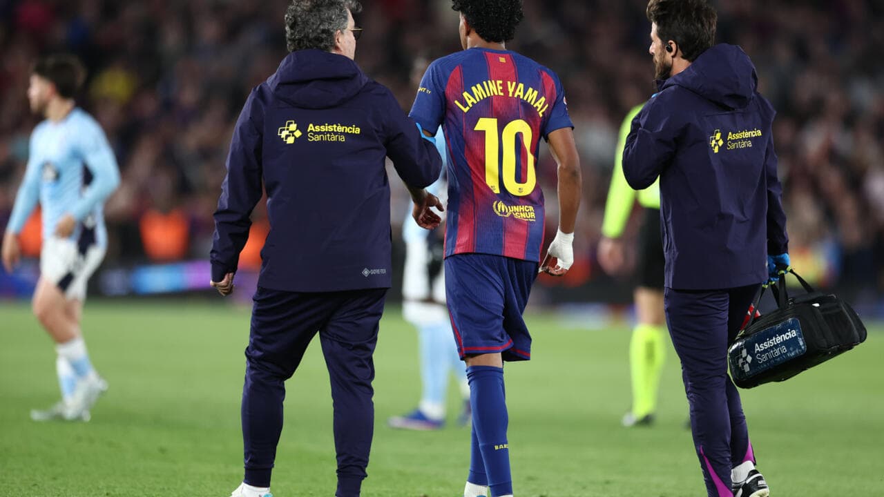 Jugador Lamine Yamal siendo atendido por el cuerpo médico