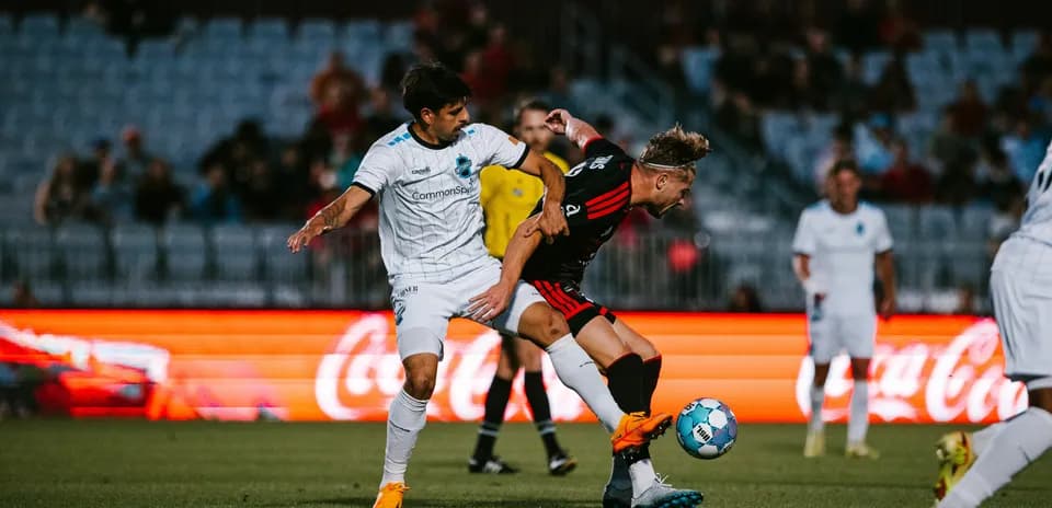 Dos jugadores luchando por el balón en el partido