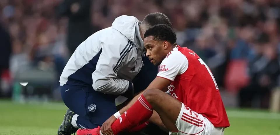 Jugador de Arsenal siendo atendido por el personal médico