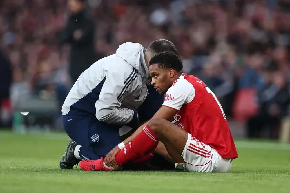 Jugador de Arsenal siendo atendido por el personal médico