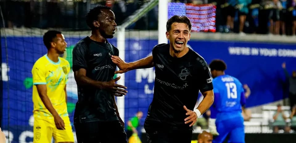 Jugadores de FC Tulsa celebrando un gol