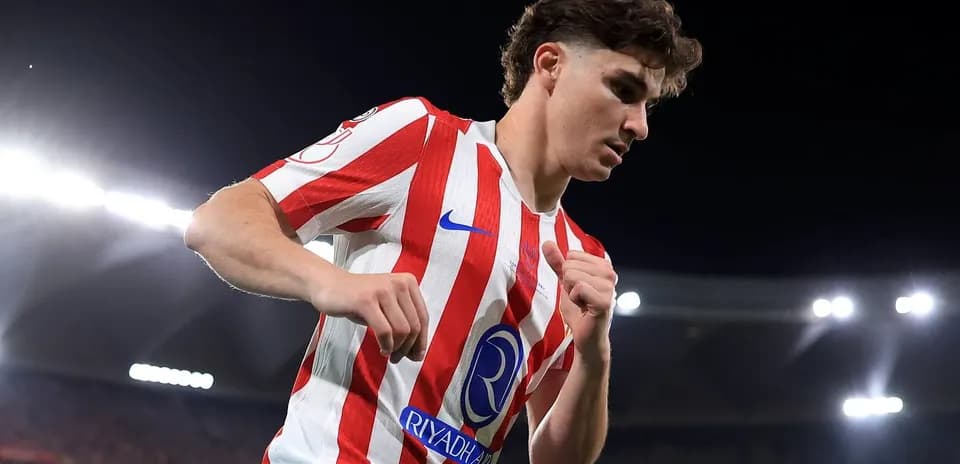 Jugador de Atlético de Madrid corriendo en el campo