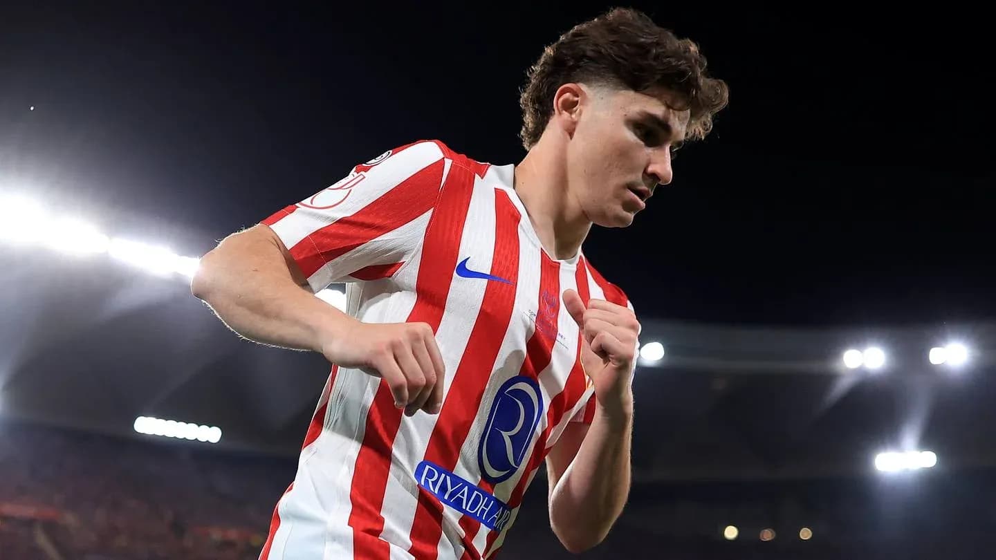 Jugador de Atlético de Madrid corriendo en el campo