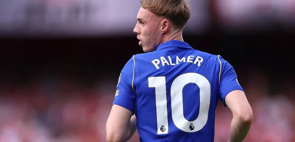 Jugador con camiseta azul y número 10 en el campo