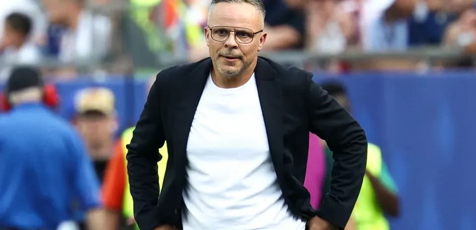 Entrenador en el campo durante un partido