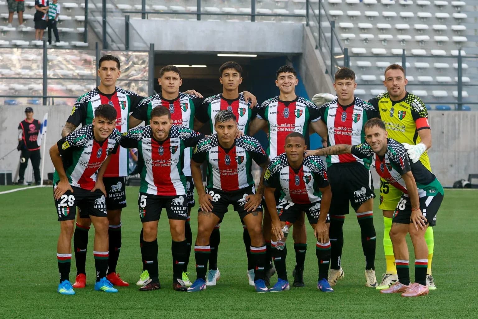 Equipo de Palestino posando para la foto