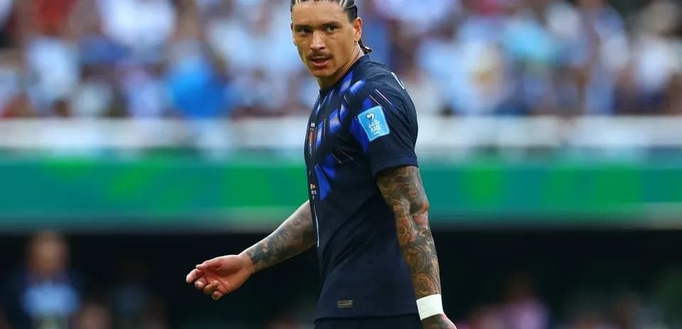 Jugador en campo durante partido de fútbol
