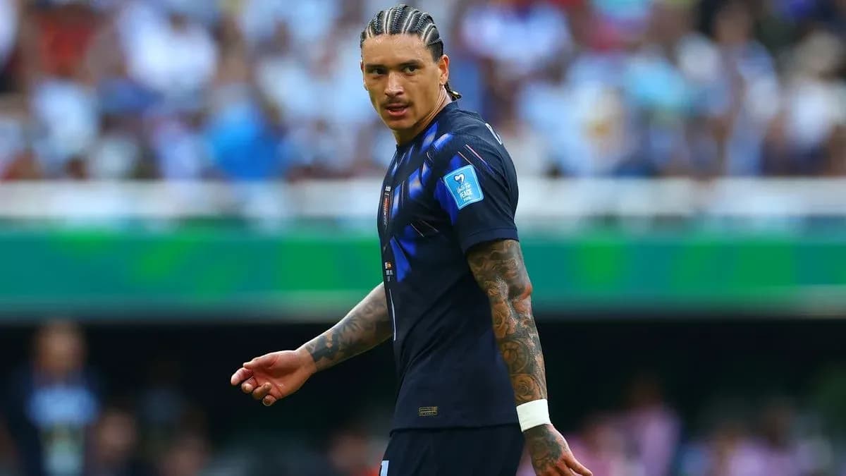 Jugador en campo durante partido de fútbol