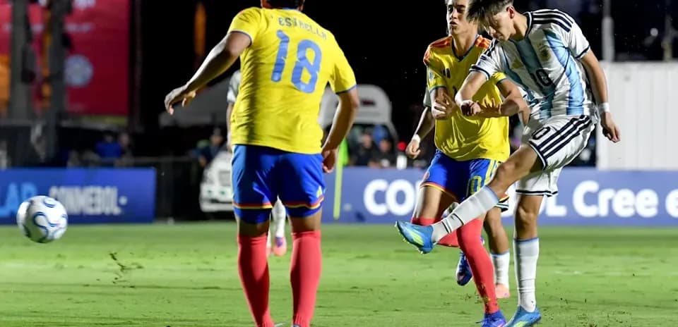 Jugador argentino dispara a puerta en partido