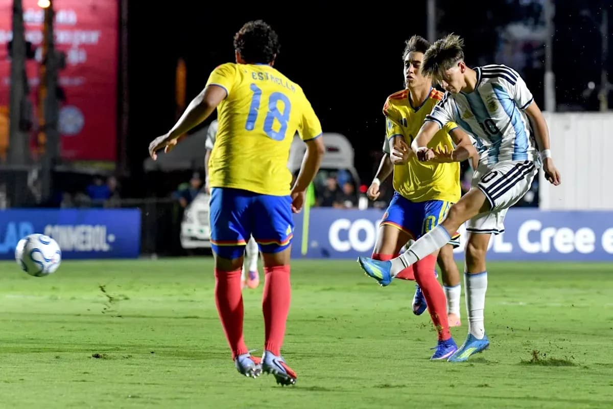 Jugador argentino dispara a puerta en partido