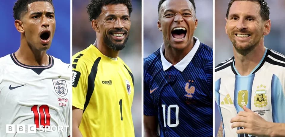 Cuatro jugadores de fútbol posando en diferentes camisetas