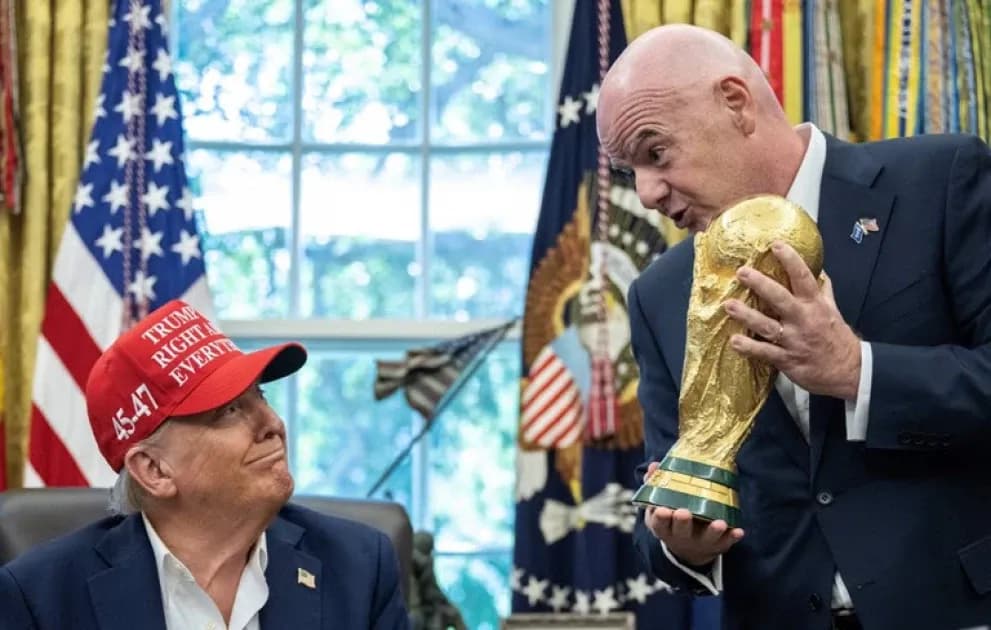 Presentación de la Copa del Mundo en oficina
