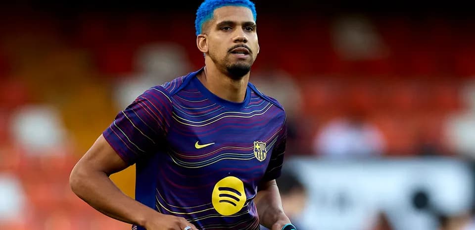 Jugador con camiseta del Barcelona calentando en el campo