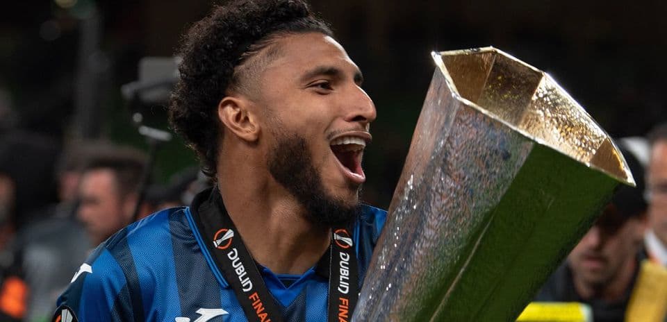 Jugador celebrando con trofeo en la final