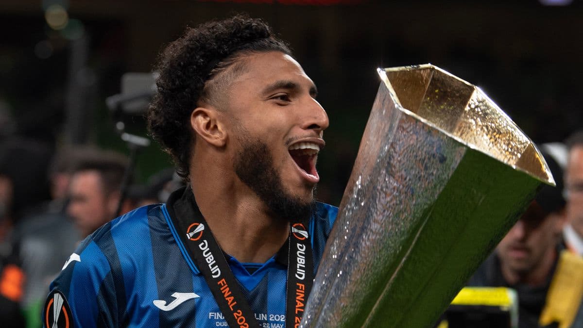 Jugador celebrando con trofeo en la final
