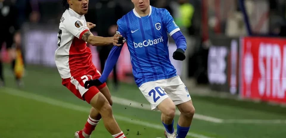 Jugador de Genk luchando por el balón en el partido