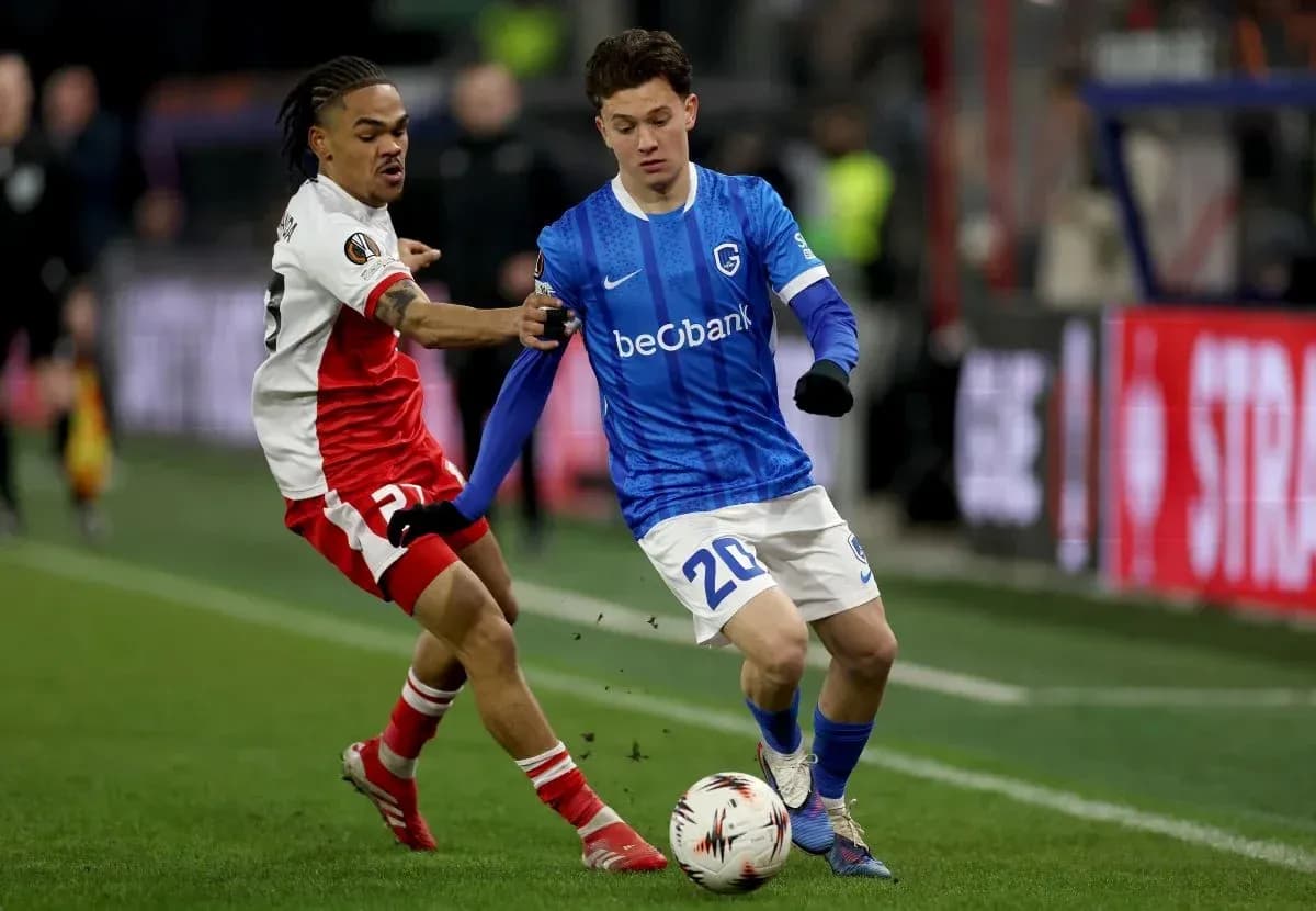 Jugador de Genk luchando por el balón en el partido