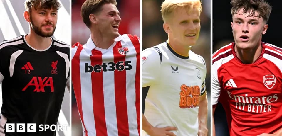 Cuatro jugadores de fútbol en diferentes camisetas de equipos