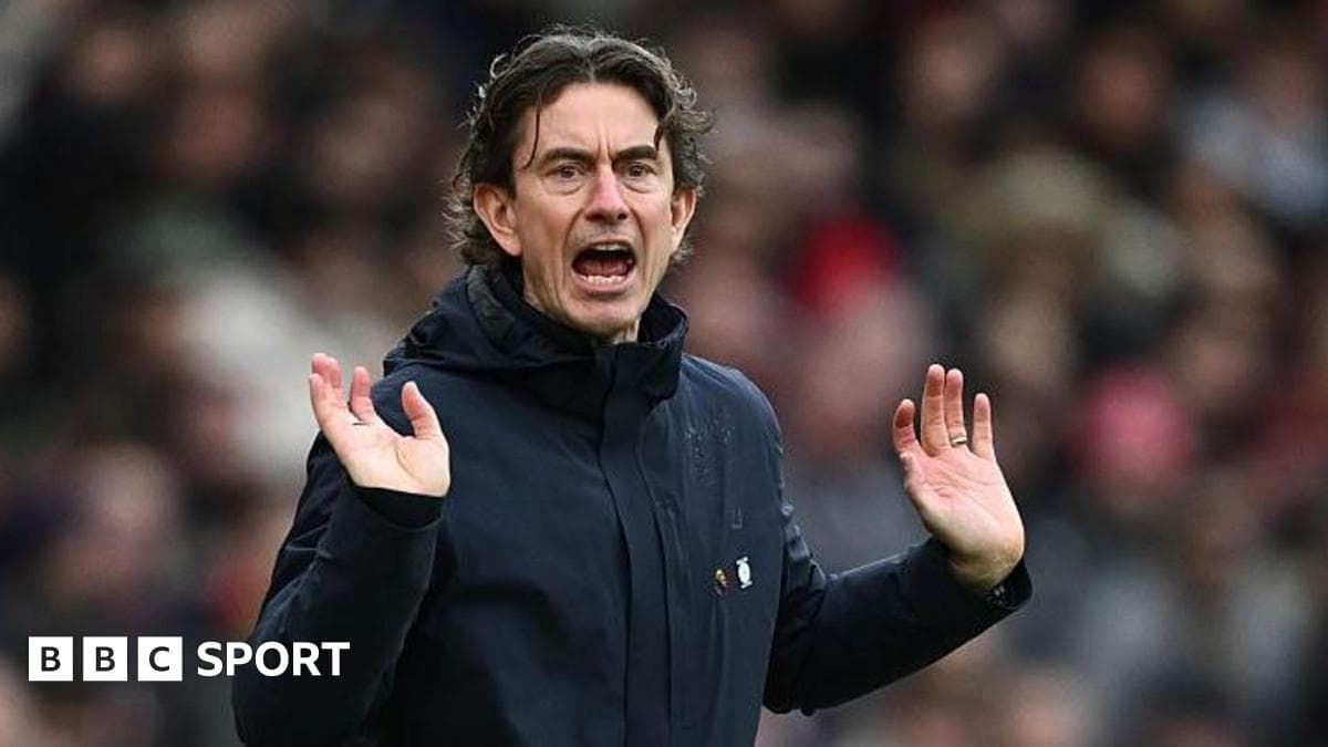 Entrenador dirigiendo al equipo desde la línea lateral