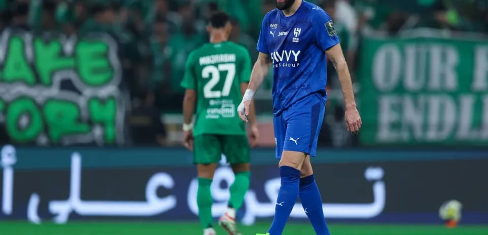 Jugador de fútbol en uniforme azul durante partido