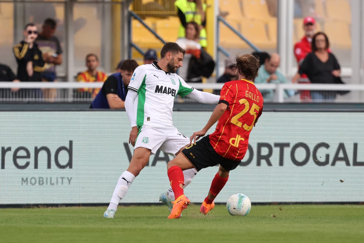 Jugador de Sassuolo enfrenta a Lecce en acción