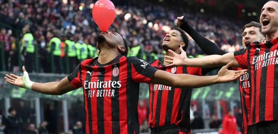 Jugadores del AC Milan celebrando con un globo rojo