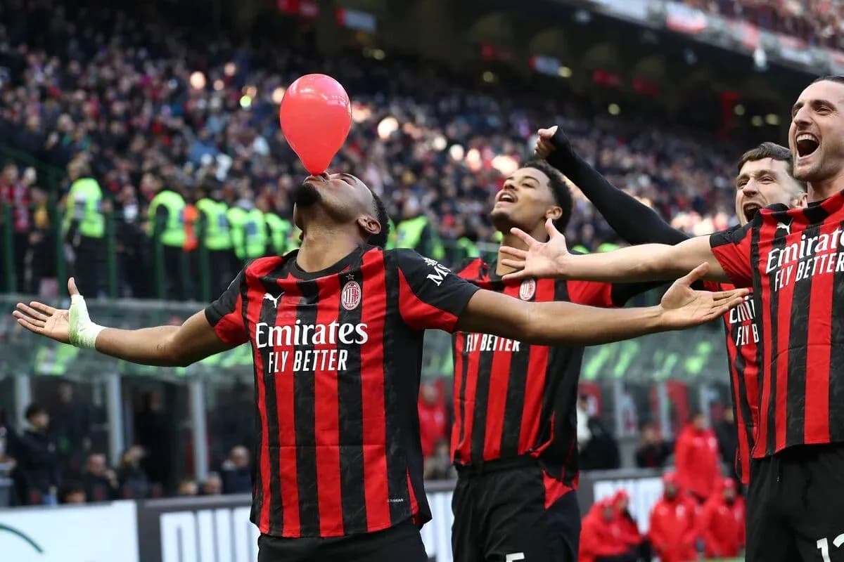 Jugadores del AC Milan celebrando con un globo rojo