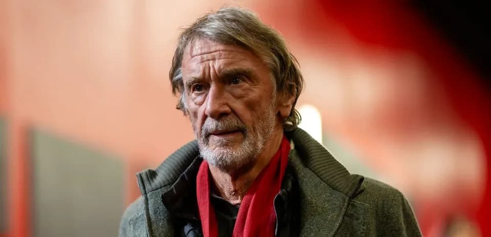 Hombre mayor con bufanda roja en un entorno urbano