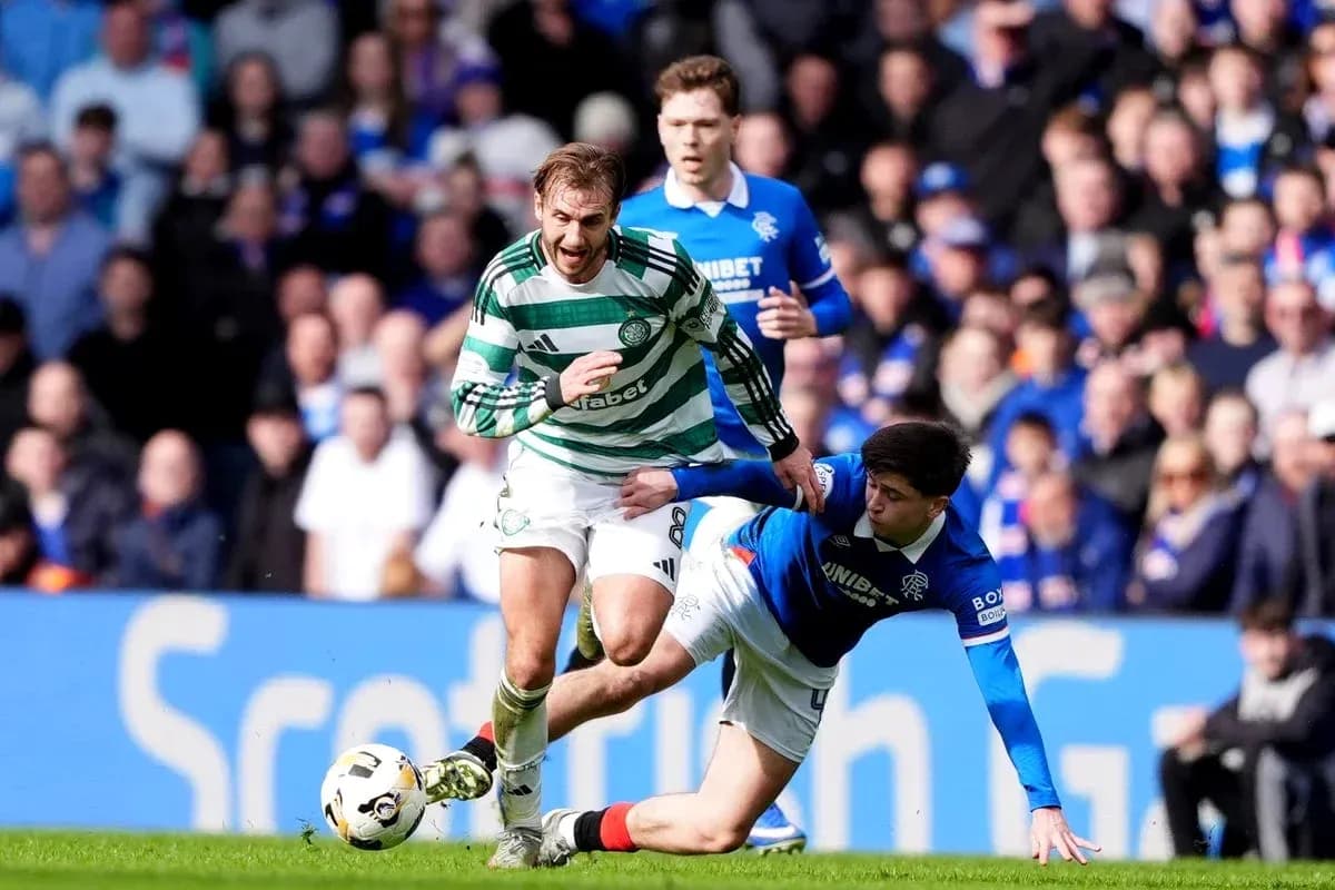 Jugador de Celtic corriendo mientras otro cae al suelo