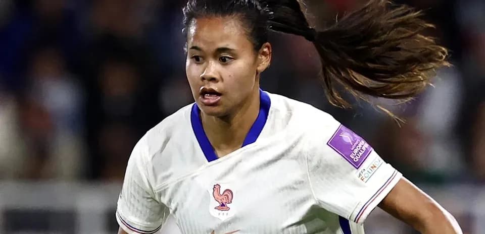 Jugadora de Francia corriendo con el balón